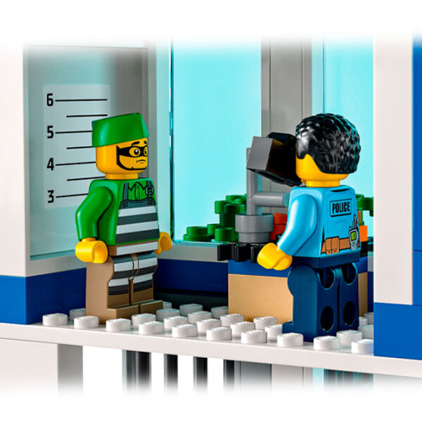 Конструктор LEGO Полицейский участок Синий Количество деталей 668 шт., 6+ photo 4