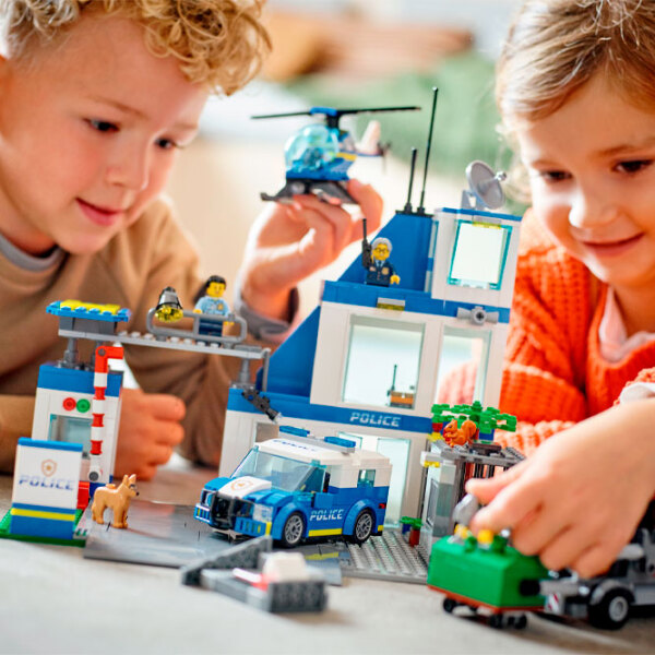 Конструктор LEGO Полицейский участок Синий Количество деталей 668 шт., 6+ photo 5