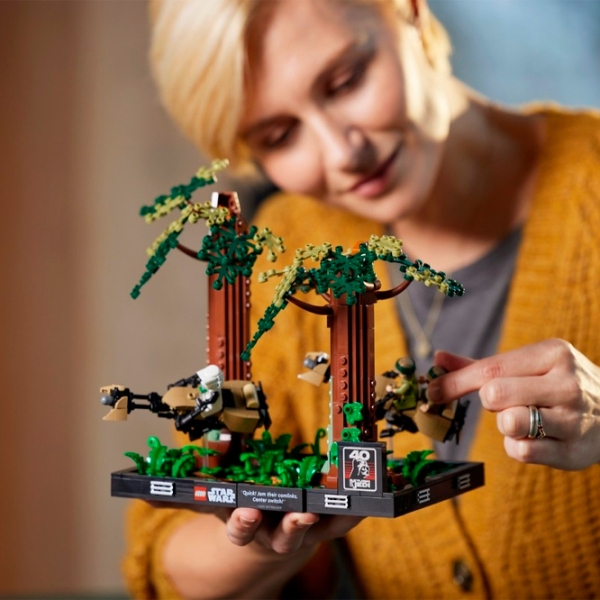 Constructor LEGO Lego Star Wars: Endor Speeder Chase Diorama Multicolor Numărul de piese 608, 18+ photo 6
