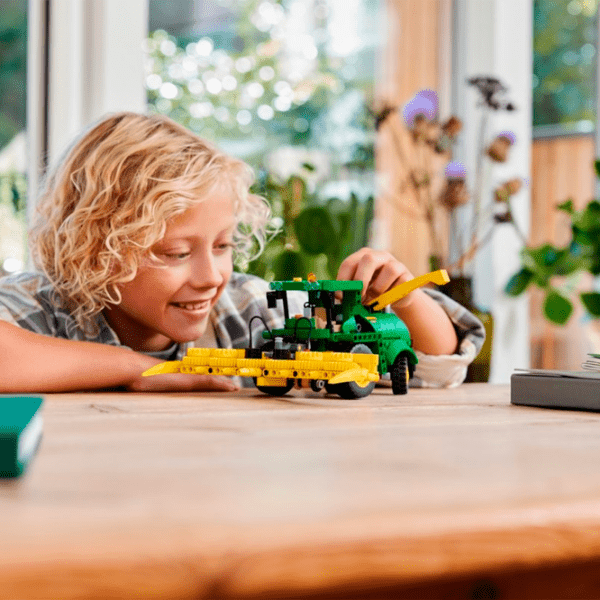 Constructor LEGO John Deere 9700 Forage Harvester Multicolor Numărul de piese 559, 9+ photo 7
