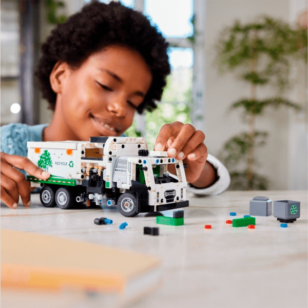 Constructor LEGO Mack LR Electric Garbage Truck Multicolor Numărul de piese 503, 8+ photo 10