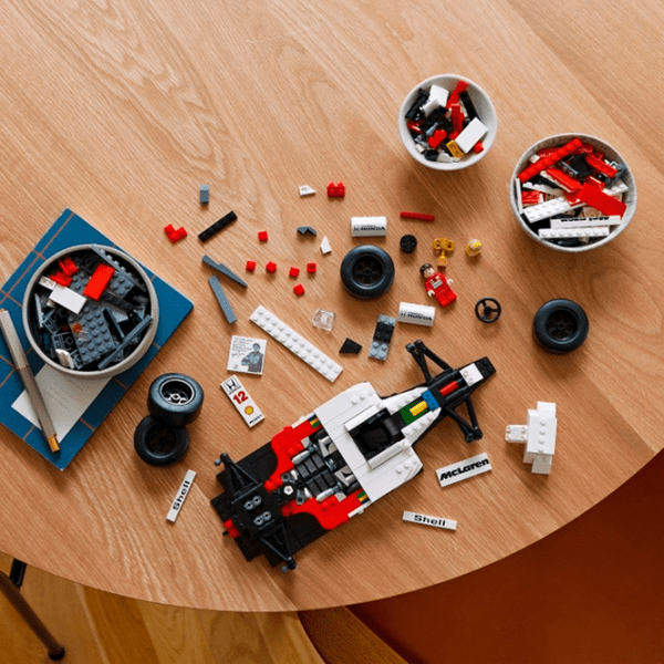 Constructor LEGO McLaren MP4/4 & Ayrton Senna Multicolor Numărul de piese 965, 18+ photo 11