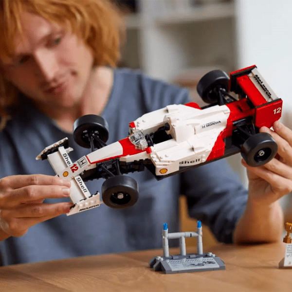 Constructor LEGO McLaren MP4/4 & Ayrton Senna Multicolor Numărul de piese 965, 18+ photo 13