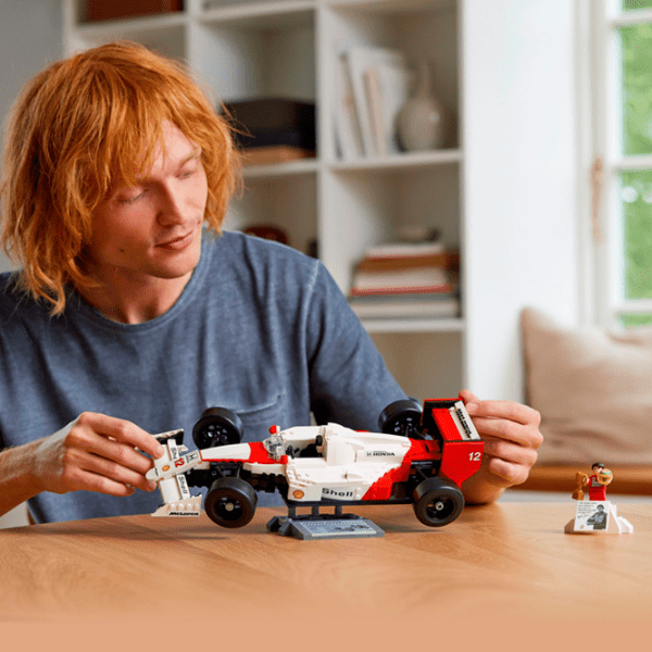 Constructor LEGO McLaren MP4/4 & Ayrton Senna Multicolor Numărul de piese 965, 18+ photo 14
