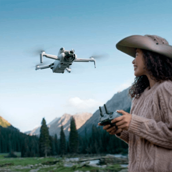 Dronă DJI Mini 4 Pro Fly More Combo + DJI RC2 Light Grey 58 km/ h photo 14