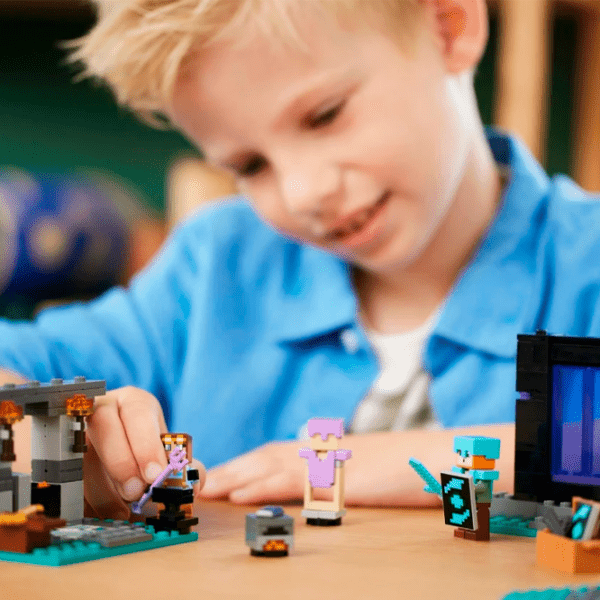 Constructor LEGO The Armory Multicolor Numărul de piese 203, 7+ photo 10