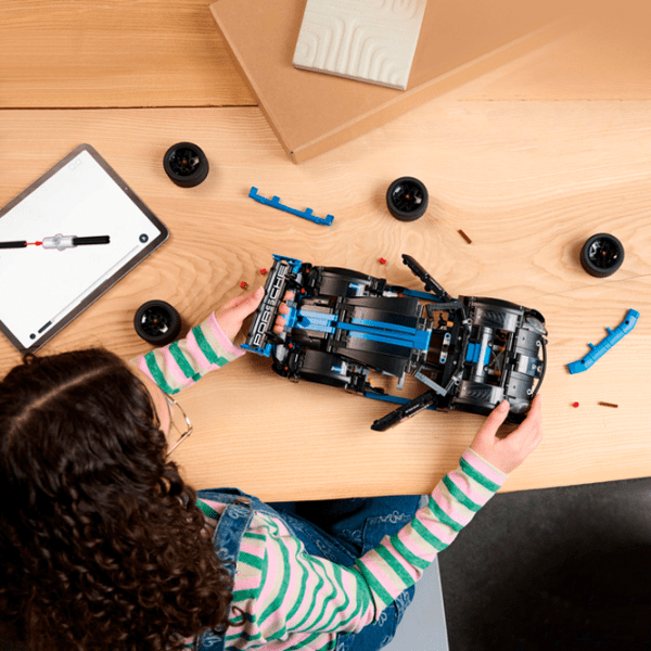 Конструктор с радиоуправлением LEGO Porsche GT4 e-Performance Черный Количество деталей 834, 10+ photo 7