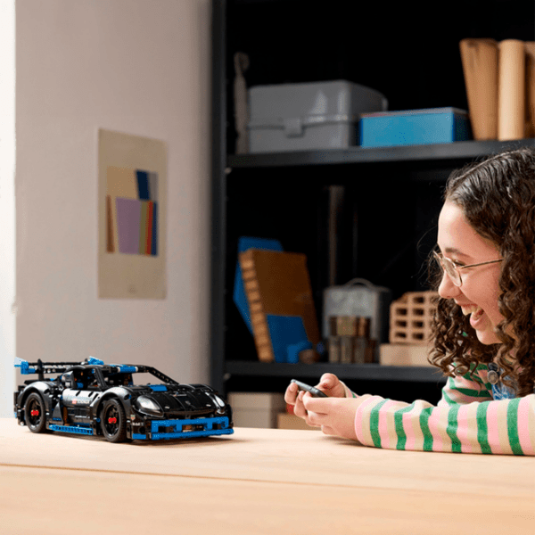 Конструктор с радиоуправлением LEGO Porsche GT4 e-Performance Черный Количество деталей 834, 10+ photo 8