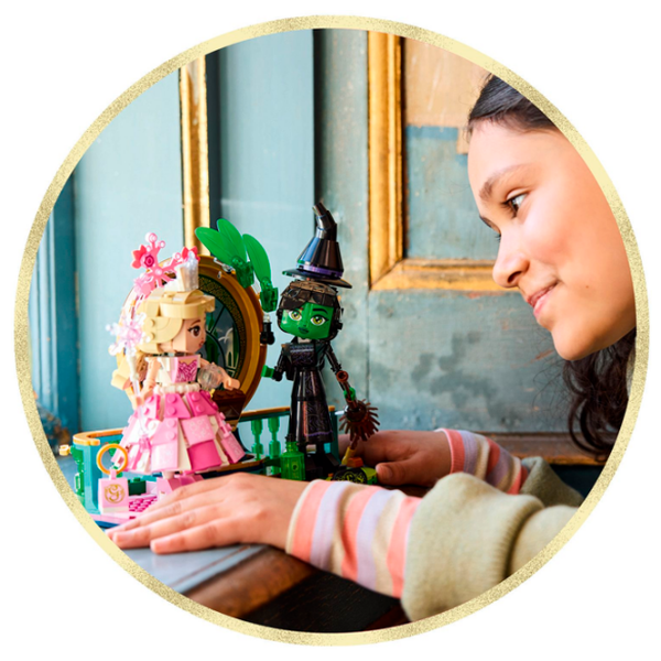 Constructor LEGO Elphaba & Glinda Figures Pink Numărul de piese 558, 10+ photo 4