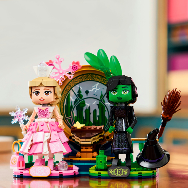 Constructor LEGO Elphaba & Glinda Figures Pink Numărul de piese 558, 10+ photo 5