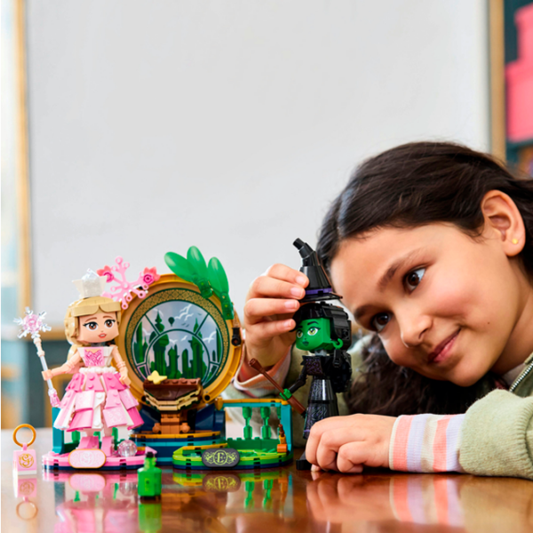 Constructor LEGO Elphaba & Glinda Figures Pink Numărul de piese 558, 10+ photo 6