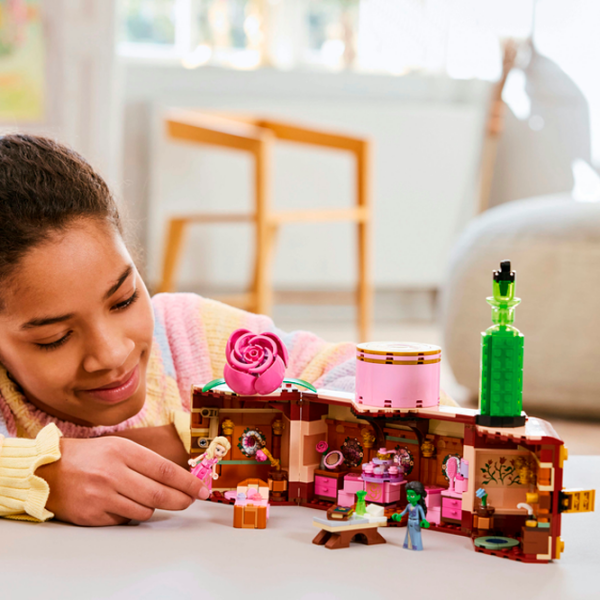 Constructor LEGO Glinda & Elphaba's Dormitory Green Numărul de piese 740, 8+ photo 4
