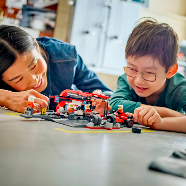 Constructor LEGO F1 Pit Stop & Pit Crew With Ferrari Car Set Multicolor Numărul de piese 322, 6+ photo 7