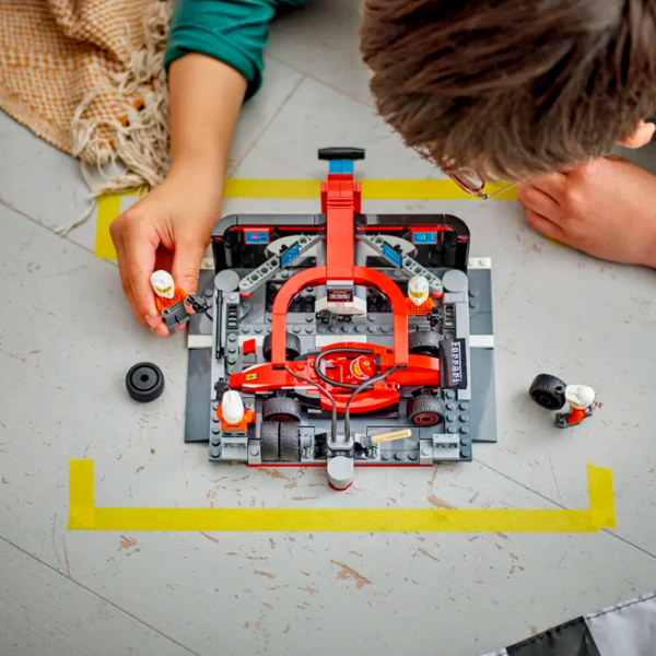 Constructor LEGO F1 Pit Stop & Pit Crew With Ferrari Car Set Multicolor Numărul de piese 322, 6+ photo 8