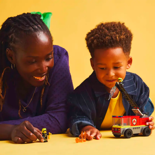 Constructor LEGO Fire Engine with Ladder Multicolor Numărul de piese 82, 4+ photo 5