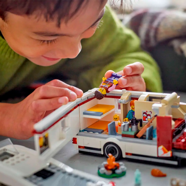 Constructor LEGO Holiday Adventure Camper Van Multicolor Numărul de piese 385, 6+ photo 7