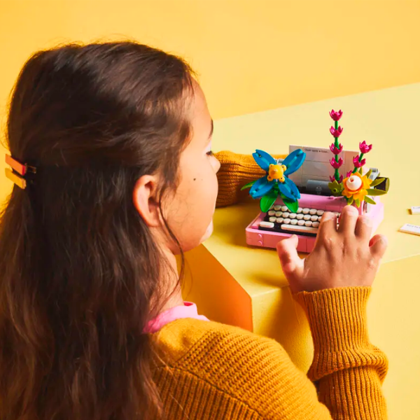 Constructor LEGO Typewriter with Flowers Multicolor Numărul de piese 363, 8+ photo 6