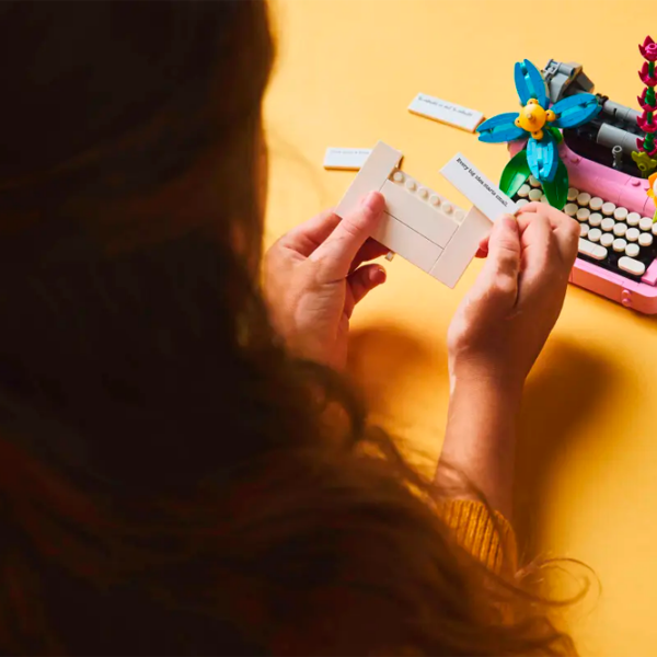 Constructor LEGO Typewriter with Flowers Multicolor Numărul de piese 363, 8+ photo 7