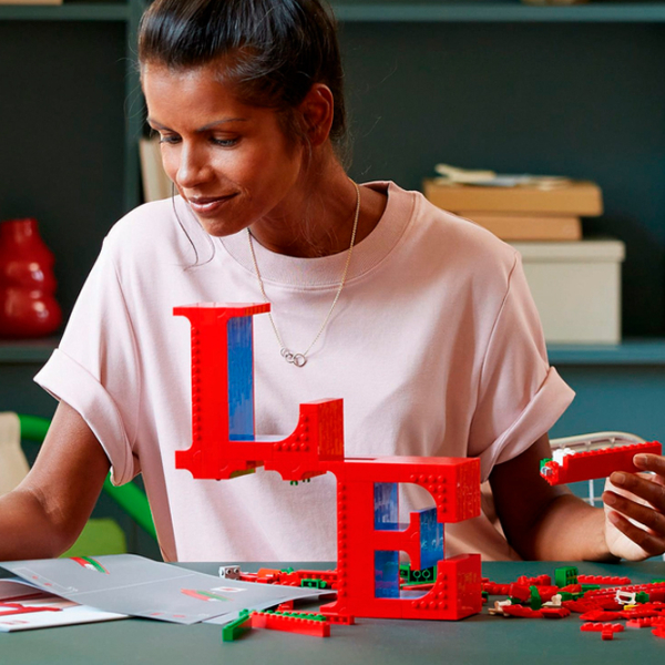 Constructor LEGO Love Red Numărul de piese 791, 18+ photo 4