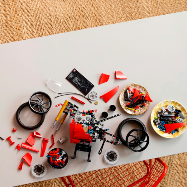 Конструктор LEGO Ducati Panigale V4 S Motorcycle Красный Количество деталей 1603, 18+ photo 3