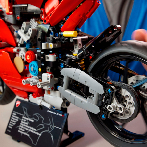 Конструктор LEGO Ducati Panigale V4 S Motorcycle Красный Количество деталей 1603, 18+ photo 4