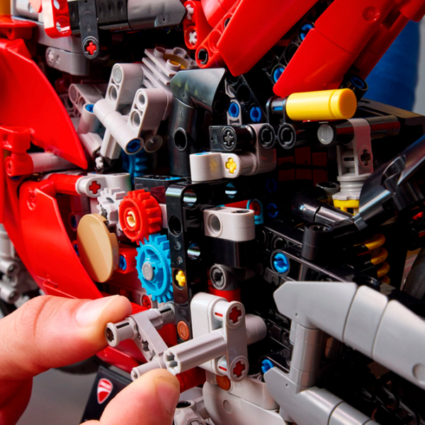 Конструктор LEGO Ducati Panigale V4 S Motorcycle Красный Количество деталей 1603, 18+ photo 5