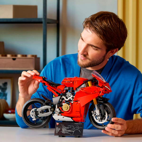 Конструктор LEGO Ducati Panigale V4 S Motorcycle Красный Количество деталей 1603, 18+ photo 7