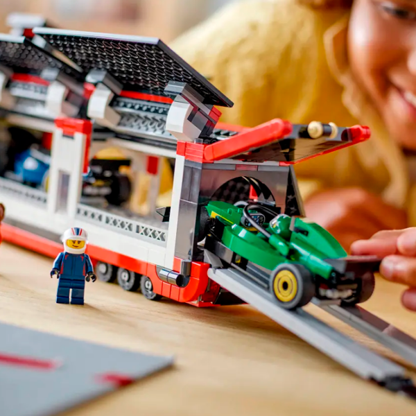 Constructor LEGO F1 Truck With Rb20 & Amr24 F1 Cars Multicolor Numărul de piese 1086, 8+ photo 6