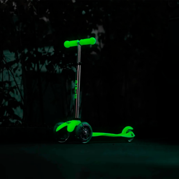 Детский трёхколёсный самокат Micro Mini Deluxe Glow LED (MMD216) Ледяной лайм 2 года, 50 кг, Полиуретановые photo 2