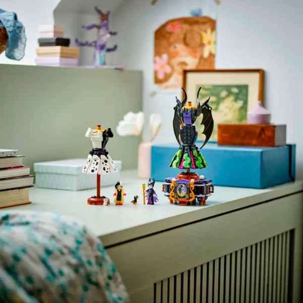 Constructor LEGO Maleficent's And Cruella De Vil's Dresses Black Numărul de piese 524, 9+ photo 6