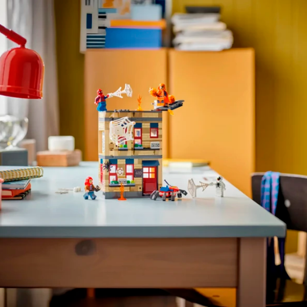 Constructor LEGO Peter Parker's Apartment Beige Numărul de piese 394, 8+ photo 7