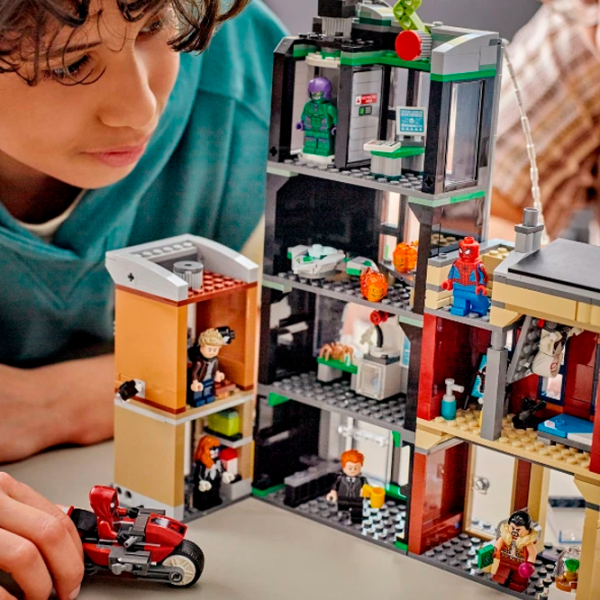 Constructor LEGO Spider-Man Vs. Oscorp Gray Numărul de piese 808, 10+ photo 4