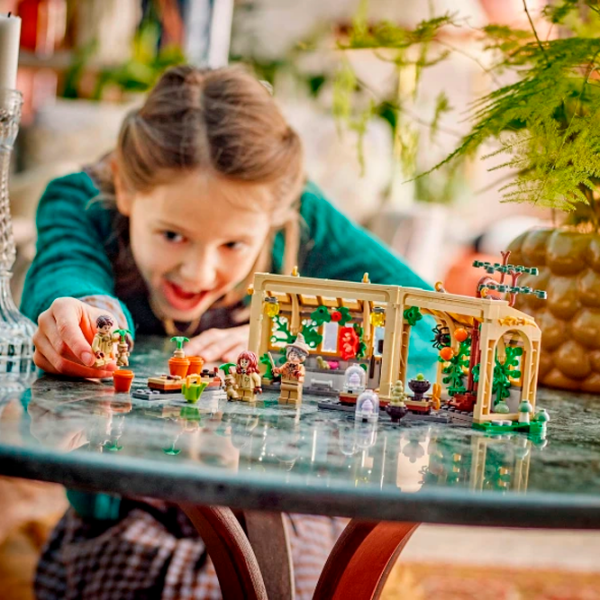 Constructor LEGO Hogwarts™ Castle: Herbology Class Brown Numărul de piese 390, 8+ photo 4