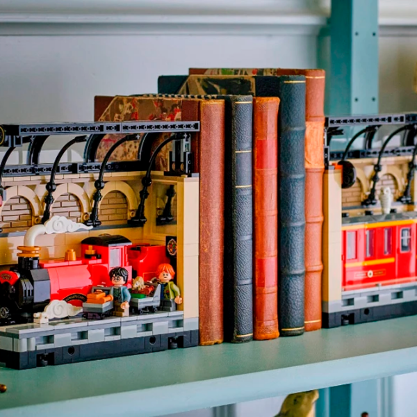 Constructor LEGO Book Nook: Hogwarts™ Express Brown Numărul de piese 832, 10+ photo 4