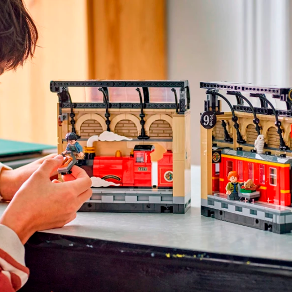 Constructor LEGO Book Nook: Hogwarts™ Express Brown Numărul de piese 832, 10+ photo 5