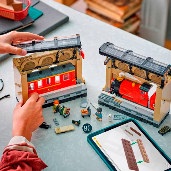Constructor LEGO Book Nook: Hogwarts™ Express Brown Numărul de piese 832, 10+ photo 7