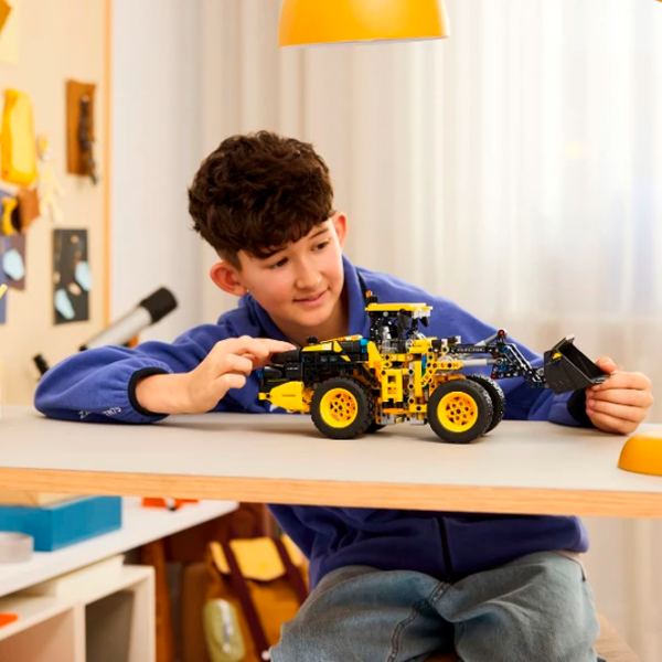 Constructor LEGO Volvo L120 Electric Wheel Loader Yellow Numărul de piese 973, 9+ photo 5