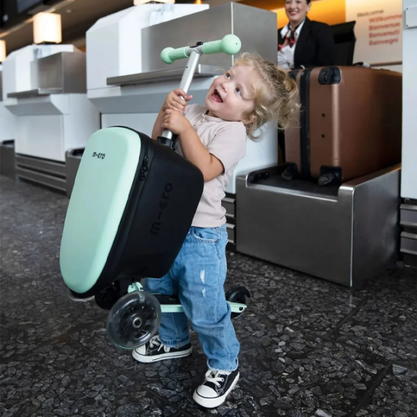 Детский трёхколёсный самокат Micro Luggage Junior (Luggage Junior) Мятный 2 года, 50 кг, Полиуретановые photo 7